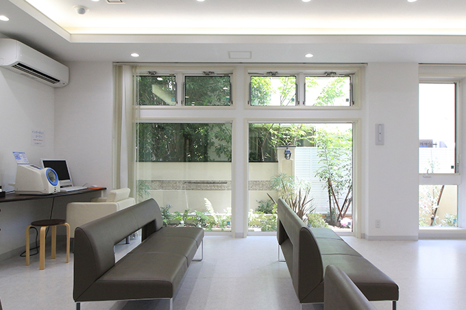 クリニック 待合室から清涼感ある壁泉が見えます