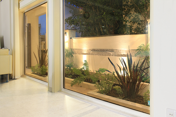 クリニック 夜はライトアップで幻想的に